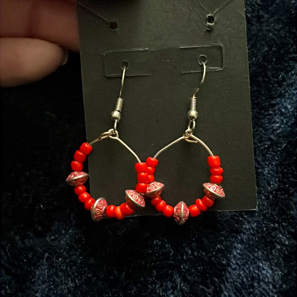 A D O R A B L E
ONE OF A KIND RED HANDMADE BEADED HOOP EARRINGS!